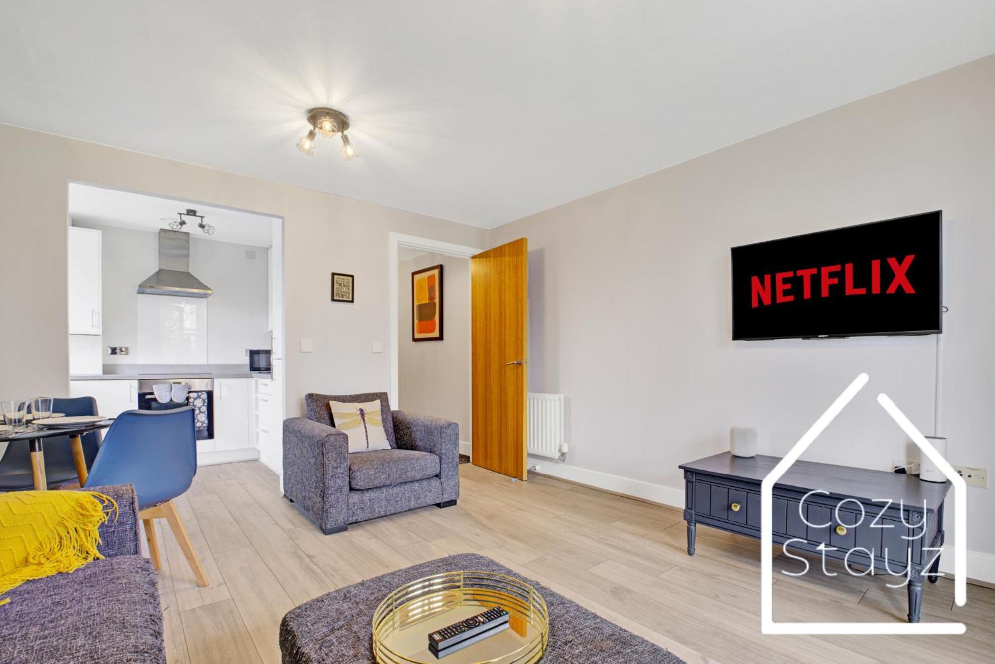 Spacious 2 Bedroom With Private Parking In Centre Apartment