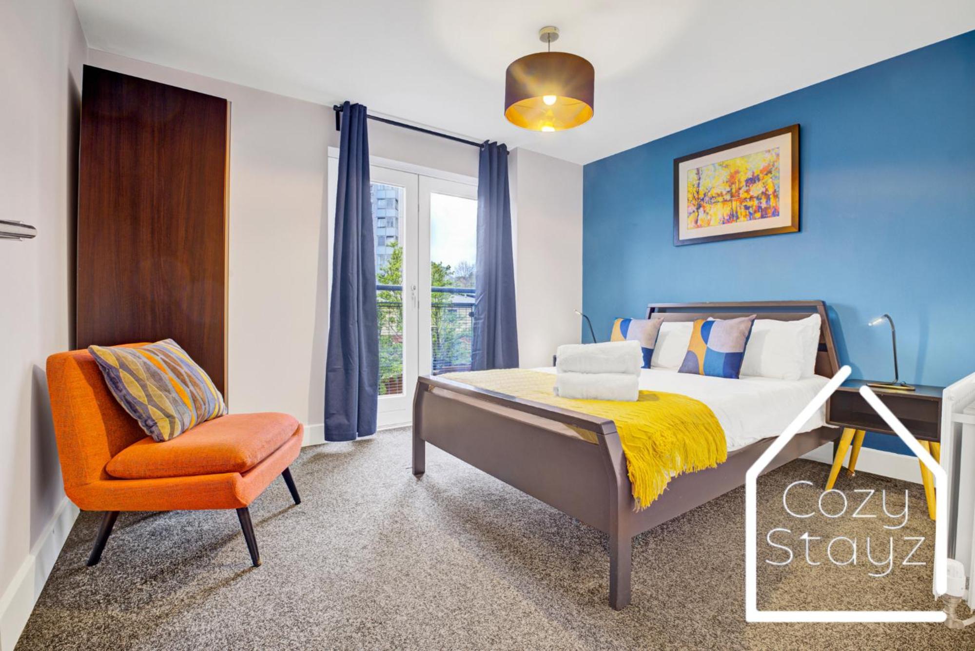 Spacious 2 Bedroom With Private Parking In Centre *